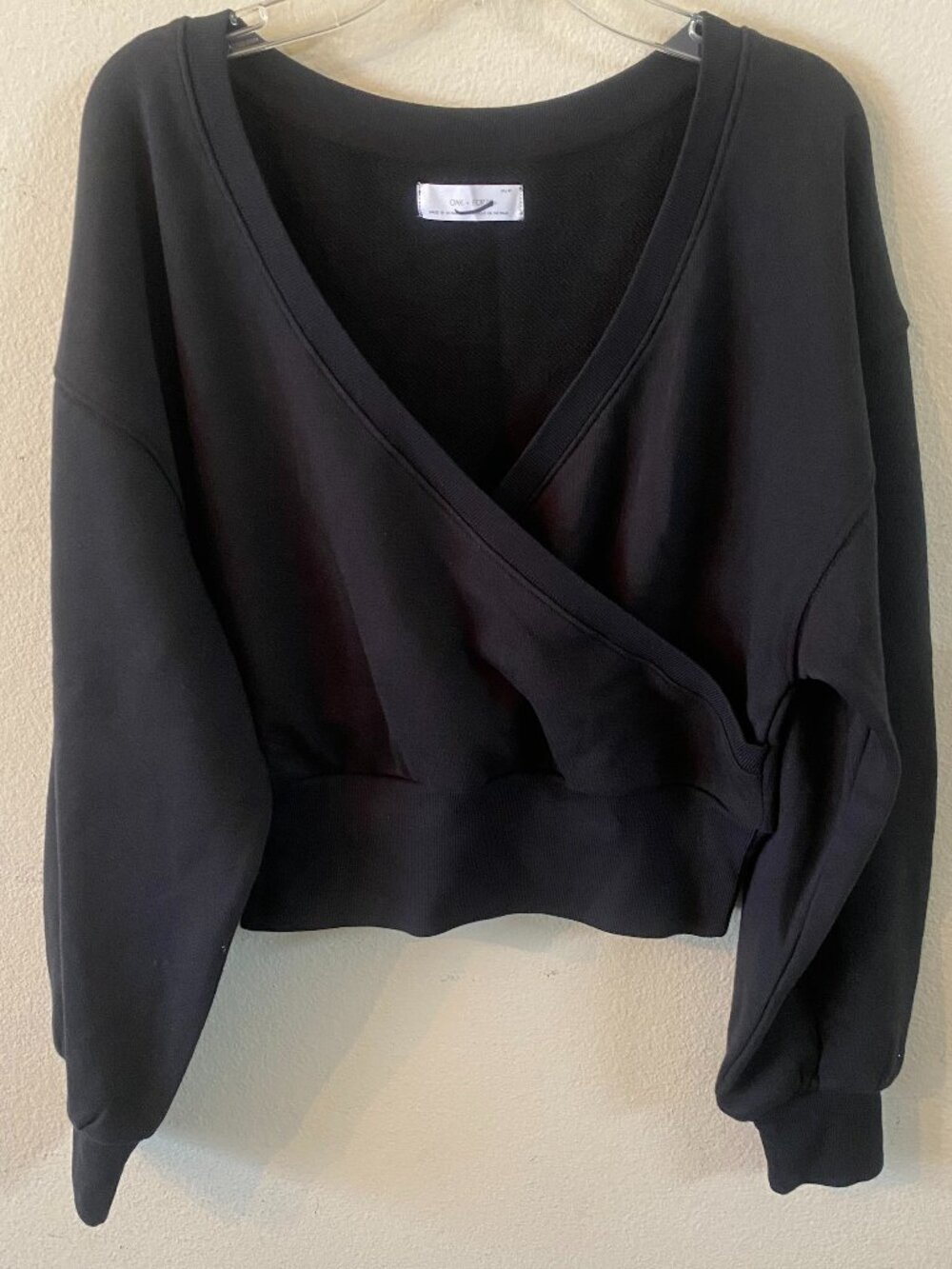 OAK + FORT XS BLACK OVERLAP CROP TOP SWEATER